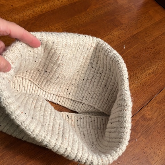 Women’s Circular Pullover Scarf Never Worn - Picture 3 of 3